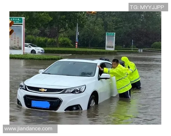 独家画面：外援雨中苦练，拼搏精神感人